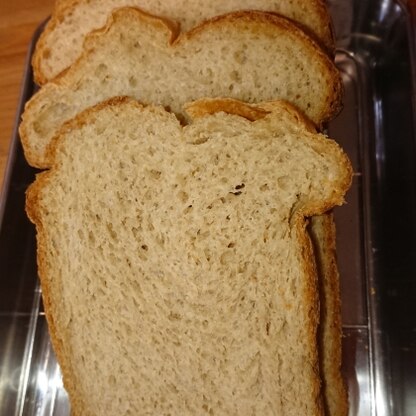 ふすま粉の代わりに玄米粉を使用。今まで何度作っても膨らまず失敗してましたが今回はふっくら膨らみ美味しく出来上がりました。面倒と思ってたパン作りが楽しみです。